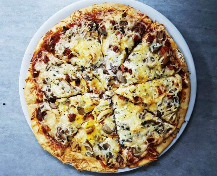Des pizzas savoureuses à la pâte croustillante